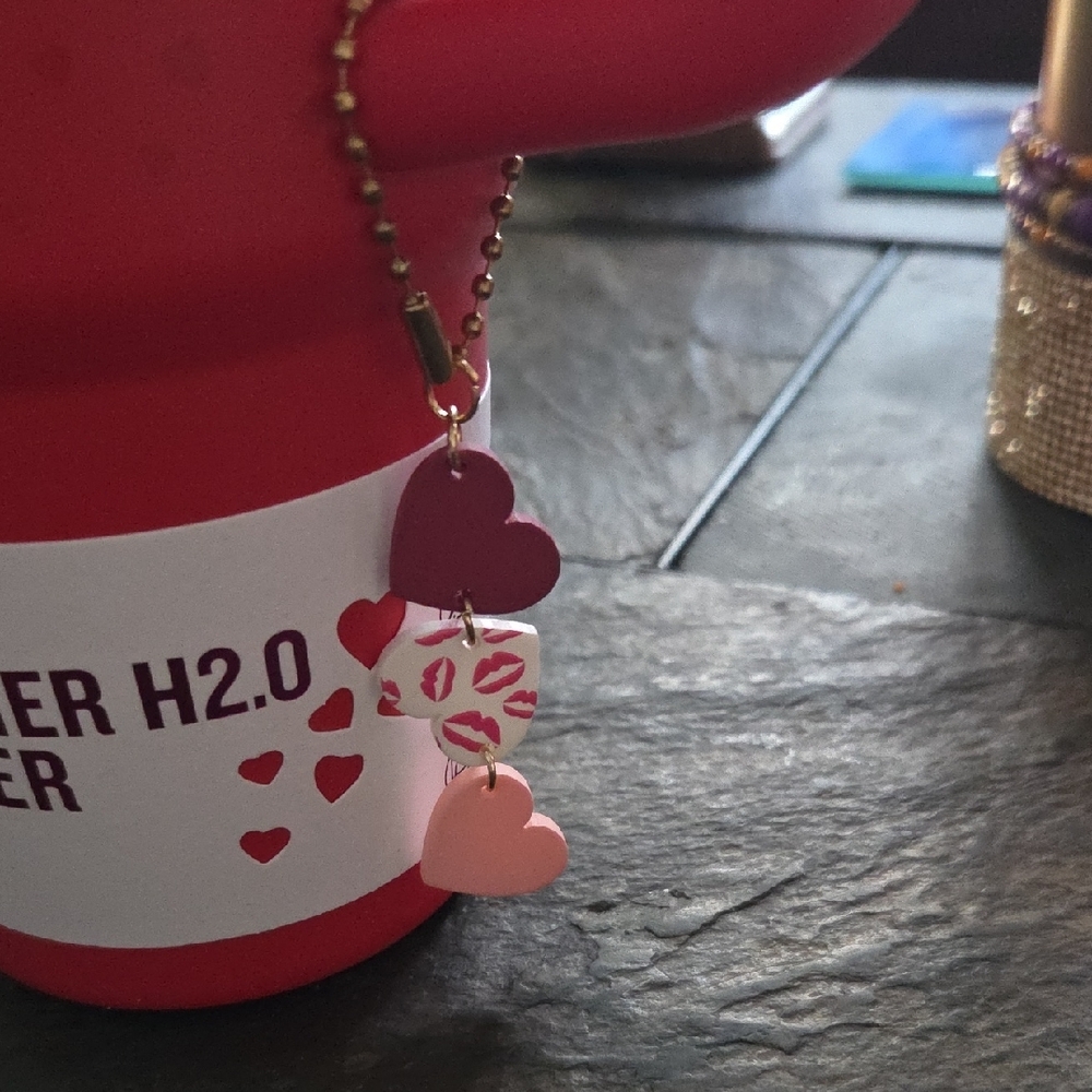 Stanley 2025 Valentine's Release 20oz Quencher H2.0 Tumbler With Charm - Picture 4 of 7
